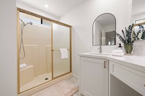 Douche, séchoir à cheveux, serviettes fournies, shampooing