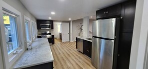 Réfrigérateur, four à micro-ondes, un four, surface de cuisson