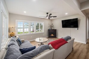 Smart TV - Onekama Stone Contentment House (Onekama)