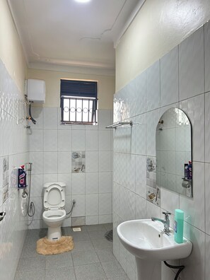 Regadera, toallas, jabón, papel de baño