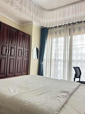 1 dormitorio, tabla de planchar con plancha, wifi y ropa de cama