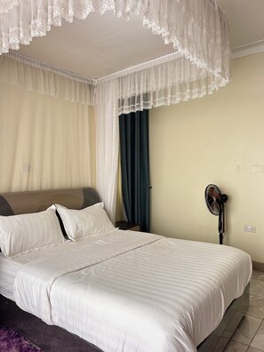 1 dormitorio, tabla de planchar con plancha, wifi y ropa de cama