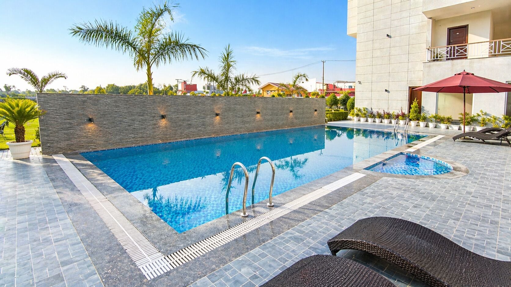 Una piscina al aire libre