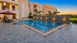 Outdoor pool - Savanna Retreat (Ramnagar)