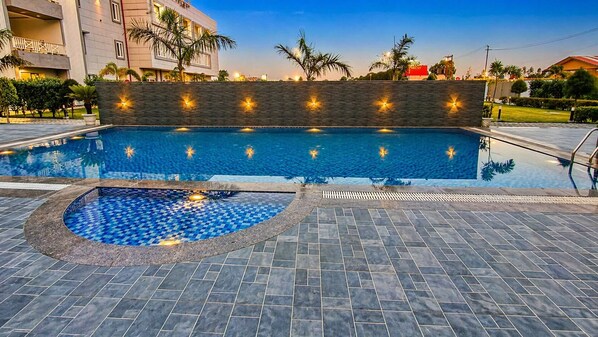 Outdoor pool - Savanna Retreat (Ramnagar)