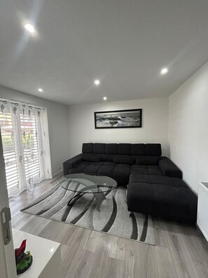 TV - Apartment 'Gani' with Private Terrace and Wi-Fi (Kißlegg)