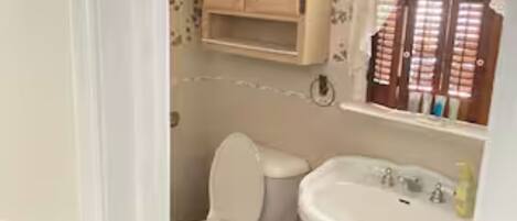 Séchoir à cheveux, serviettes fournies, savon, papier de toilette