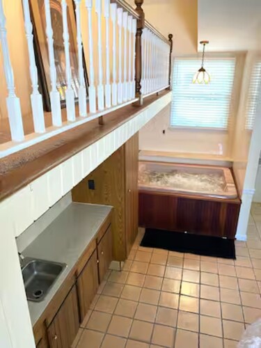 Spacious 5-bedroom house with hot tub and pool