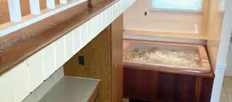 Spacious 5-bedroom house with hot tub and pool