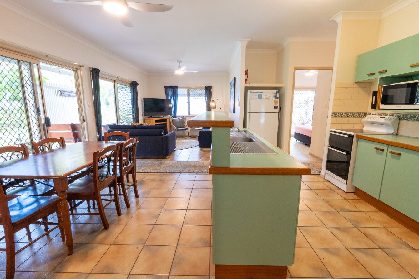 Kjøleskap, mikrobølgeovn og spisebord