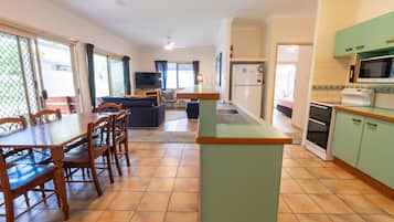 Kühlschrank, Mikrowelle, Esstisch