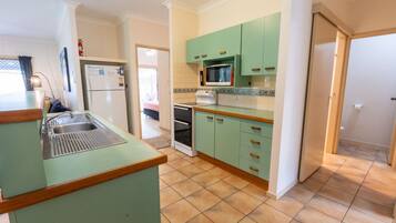 Kühlschrank, Mikrowelle, Esstisch