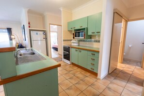 冷蔵庫、電子レンジ、ダイニングテーブル