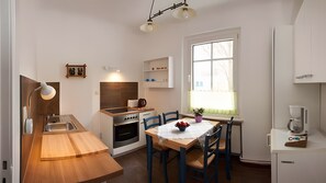 Een oven, een kookplaat, een vaatwasser