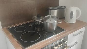 Ovn, kogeplade, opvaskemaskine, kaffe-/temaskine