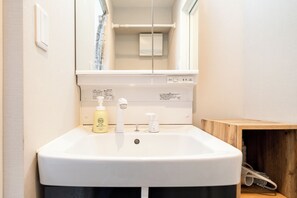 Hair dryer, towels, soap, toilet paper - Close to Meguro Station 1Room Studio with full facilities, convenient transportation, 2 stops to Shibuya, mid to long term stay is welcome! (目黒区)