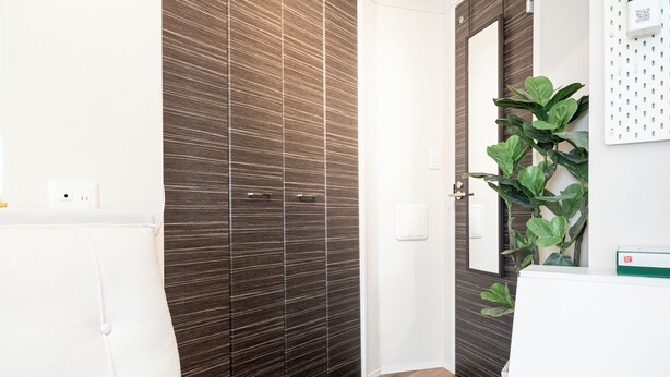 A modern bathroom with a wooden floor, a white sink, a mirror, and a green plant. - Close to Meguro Station 1Room Studio with full facilities, convenient transportation, 2 stops to Shibuya, mid to long term stay is welcome! (目黒区)