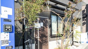 A building with a blue utility box, a door, and a small garden area. - Close to Meguro Station 1Room Studio with full facilities, convenient transportation, 2 stops to Shibuya, mid to long term stay is welcome! (目黒区)