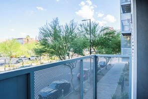 Property grounds - Modern Apt  | Pool, Gym, Parking, W/D, Balcony (Phoenix)