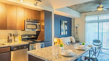 Refrigerador, microondas, horno y parrilla de estufa