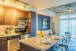 ثلاجة، ميكروويف، فرن، موقد طهي مسطح