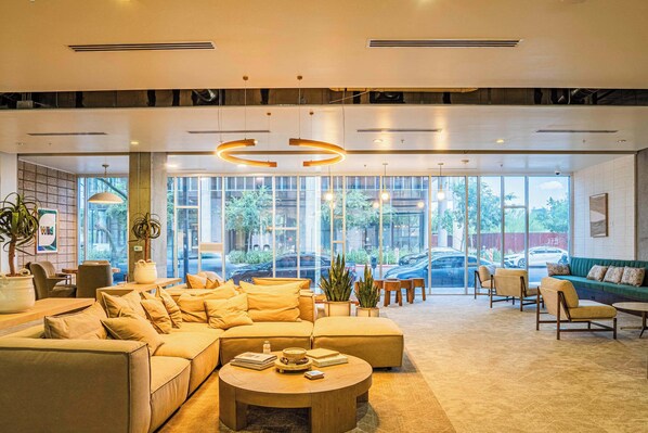 TV, offices - Modern Apt  | Pool, Gym, Parking, W/D, Balcony (Phoenix)