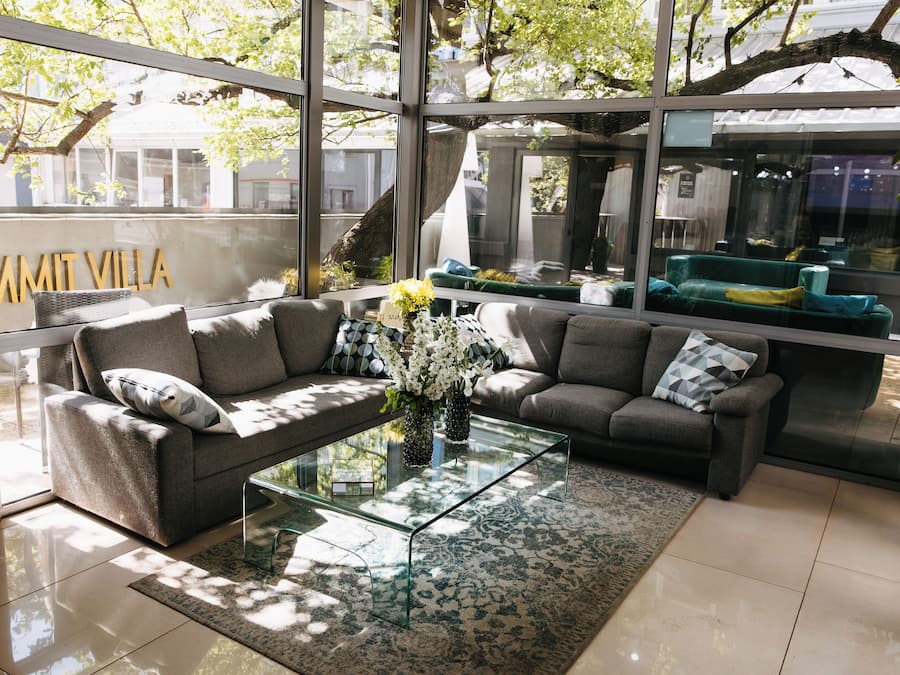 Smart TV de 80 cm con canales por cable, una impresora