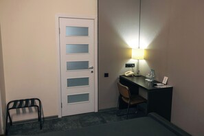 Quarto duplo básico | Cofres nos quartos, escrivaninha, espaço de trabalho para notebook