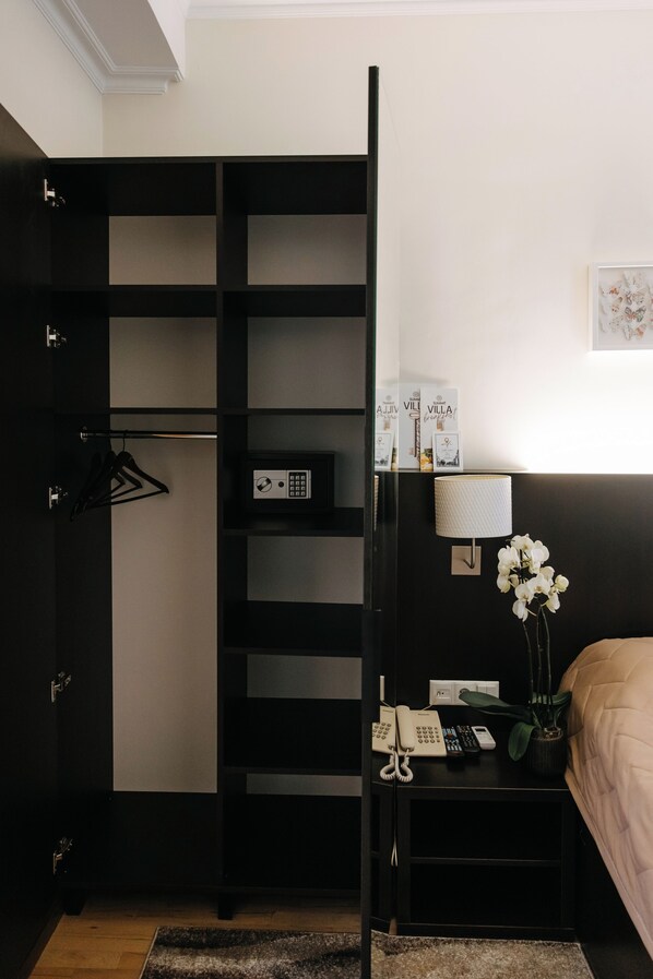 Habitación individual básica | Caja de seguridad en la habitación y escritorio 