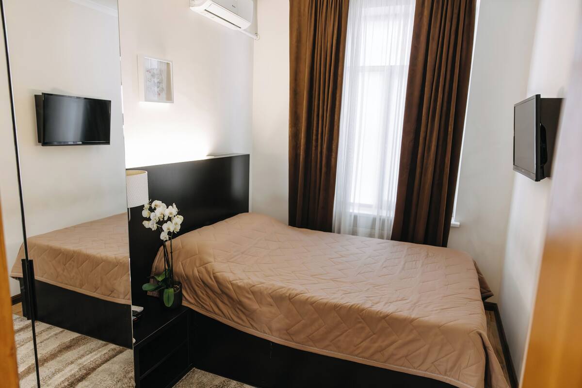 Basic Single Room | In-room safe, desk, laptop workspace, blackout drapes