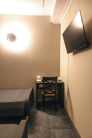 베이직 트윈룸 | 객실 내 금고, 책상, 노트북 작업 공간, 암막 커튼