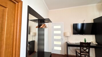 Caja de seguridad en la habitación y escritorio 