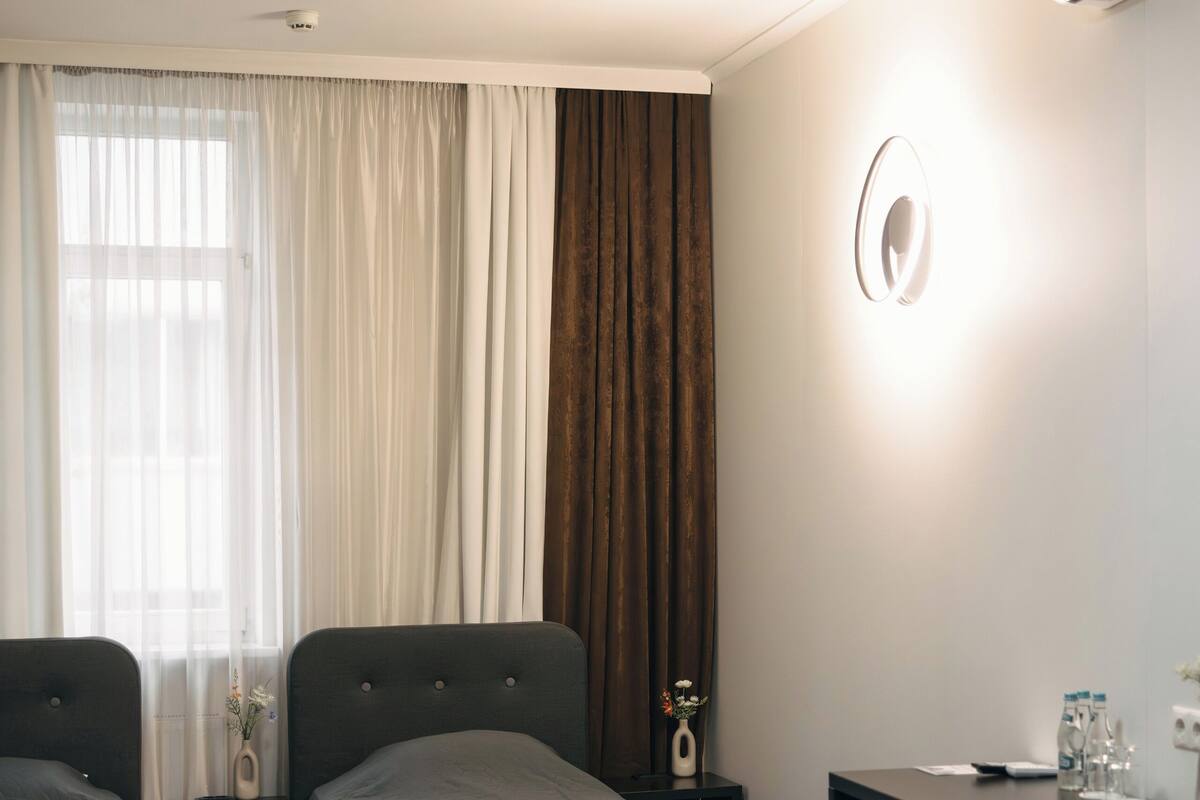 Basic trippelrum | Värdeförvaringsskåp på rummet, skrivbord och arbetsyta för laptop