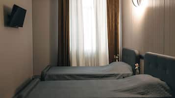 Kahden hengen perushuone (kaksi sänkyä) | Tallelokero huoneessa, työpöytä