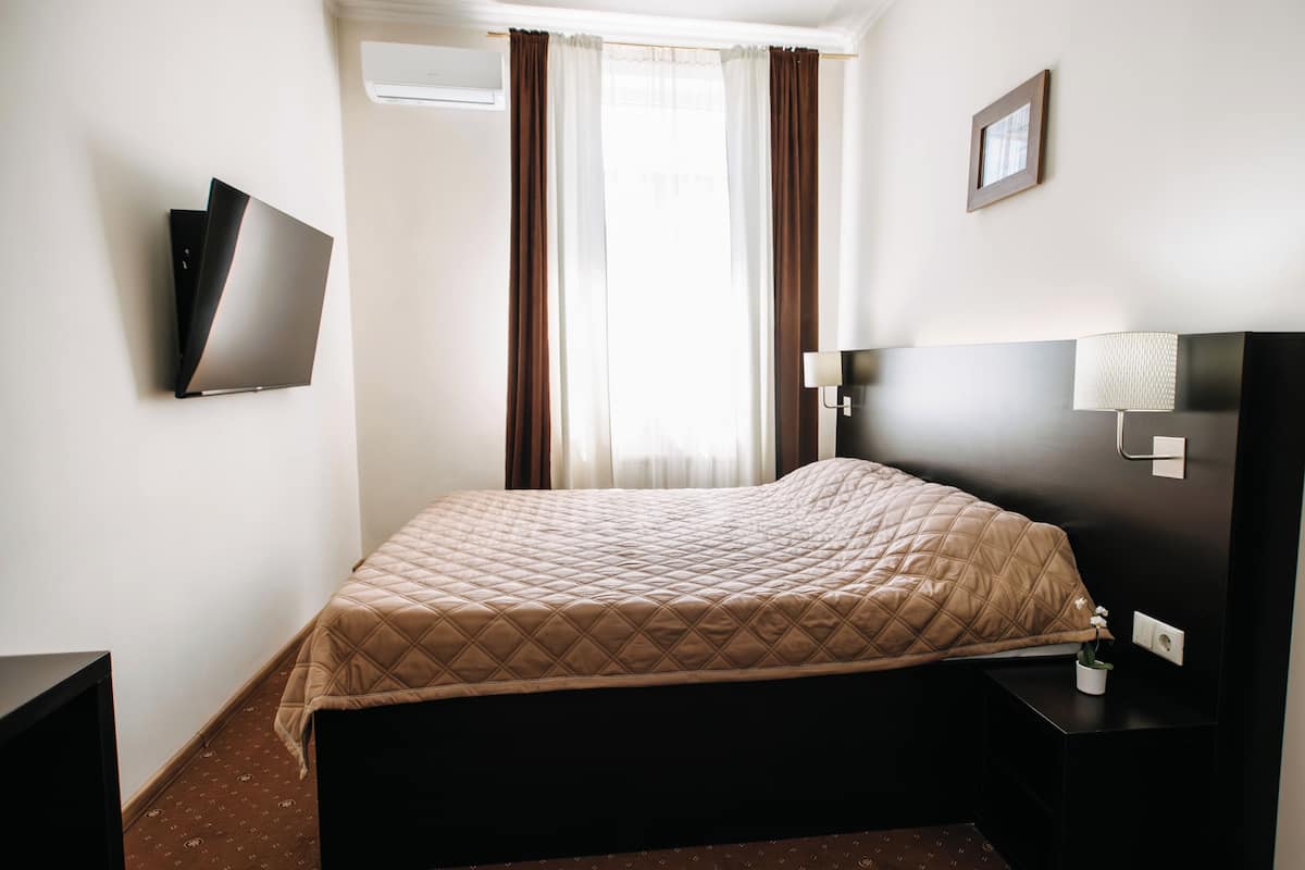 Basic Double Room | In-room safe, desk, laptop workspace, blackout drapes
