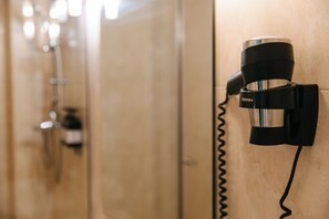 Basic Single Room | Bilik Mandi | Pengering rambut, bidet, tuala disediakan, sabun