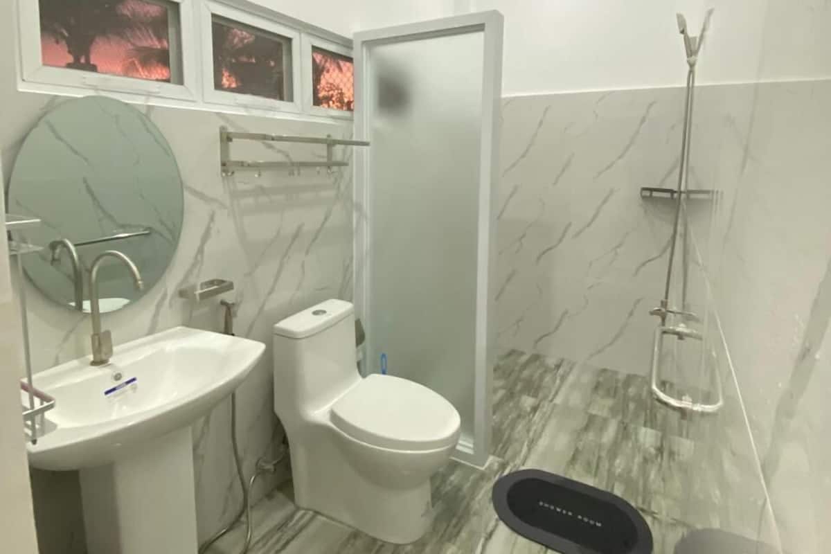 Towels, soap, shampoo, toilet paper