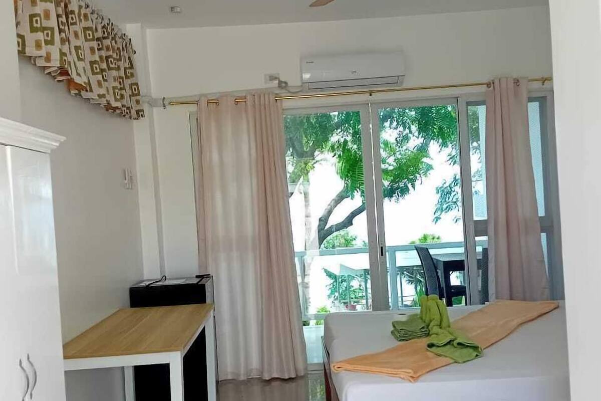 Deluxe Studio Suite, 1 Bedroom, Balcony, Beach View
