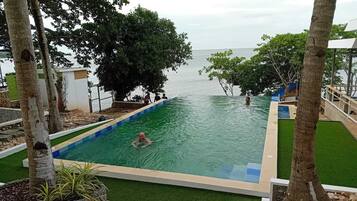 Exercise/lap pool