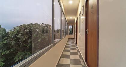 Itsy Hotels Everest Leela Residency