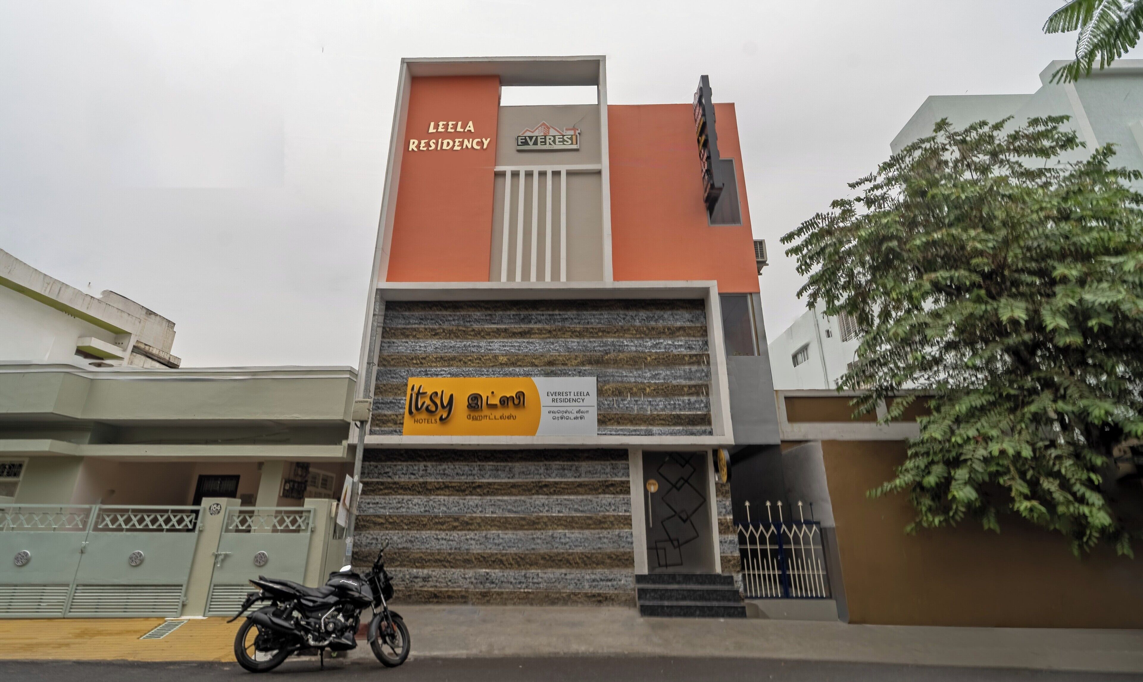 Un edificio con una insegna per Everest Leela Residency e una insegna per Itsy Hotels.