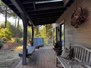 Terrace/patio - Redwoods & Waves- An experience. Disc Golf, Putting Green, Beach toys, sleeps 6 (Whitethorn)
