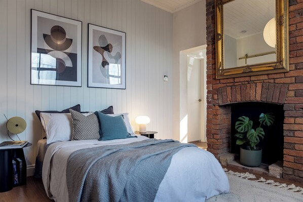 3 bedrooms, iron/ironing board, internet, bed sheets