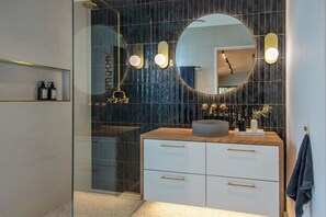 Douche, sèche-cheveux, serviettes fournies, savon