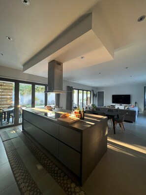 Dining - 4‑BR/Ensuite Designer Family Home with Pool, 2 terraces 3‑min to Beach parking (Grand Baie)
