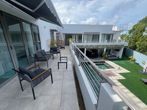 Terrace/patio - 4‑BR/Ensuite Designer Family Home with Pool, 2 terraces 3‑min to Beach parking (Grand Baie)