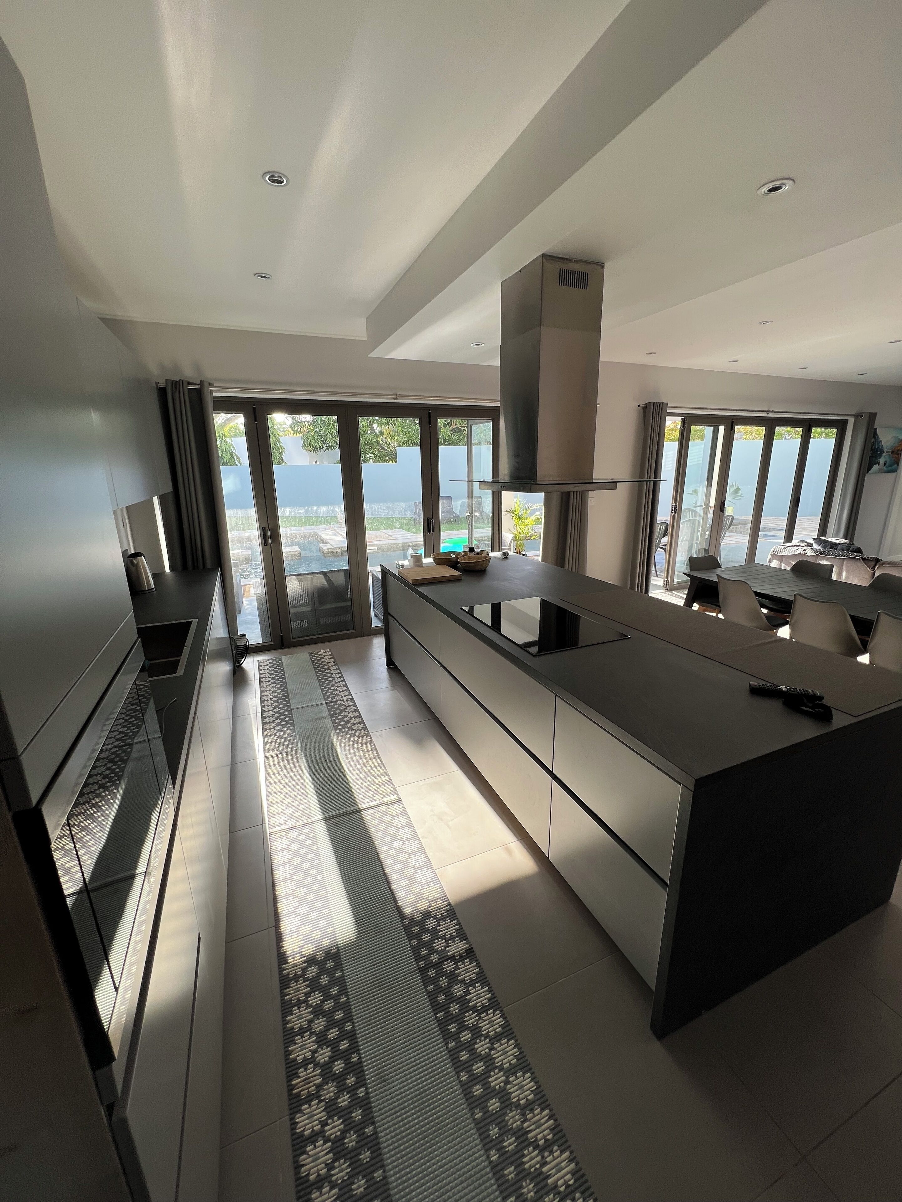 Een microgolfoven, een oven, een kookplaat, een vaatwasser