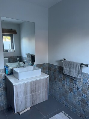 Dusche, Handtücher, Toilettenpapier
