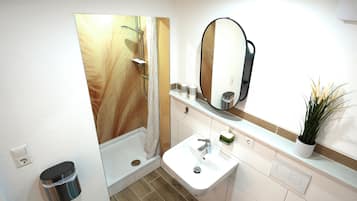 Haartrockner, Handtücher, Seife, Toilettenpapier