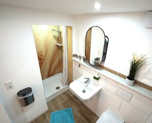 Haartrockner, Handtücher, Seife, Toilettenpapier